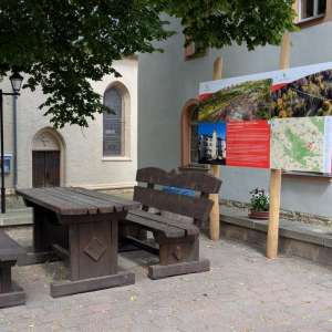 Rastmöglichkeit und neue Infotafel im OT Wiehe hinter der Kirche am Marktplatz